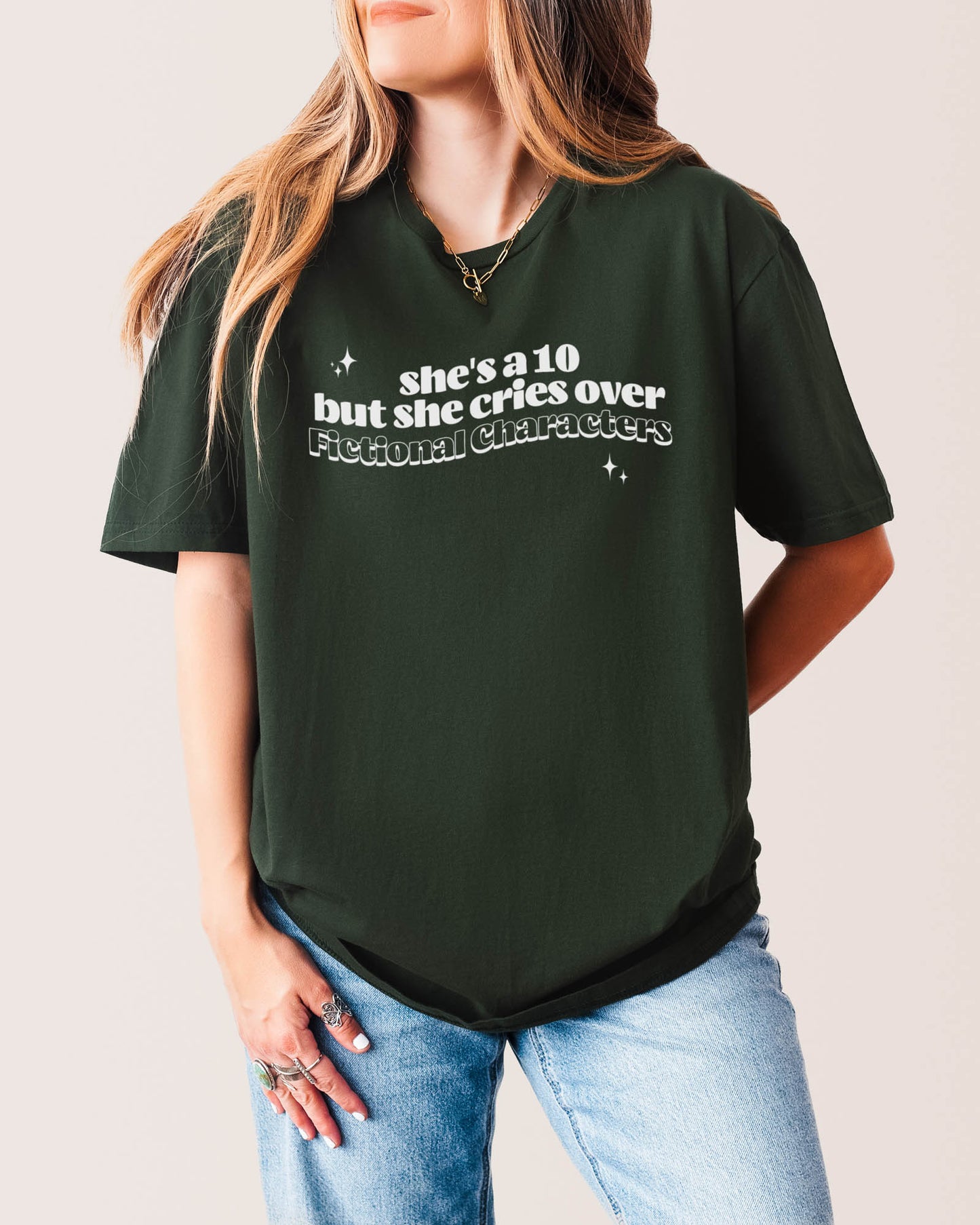 She's A 10 But She Cries Over Fictional Characters T‑Shirt Forest Green